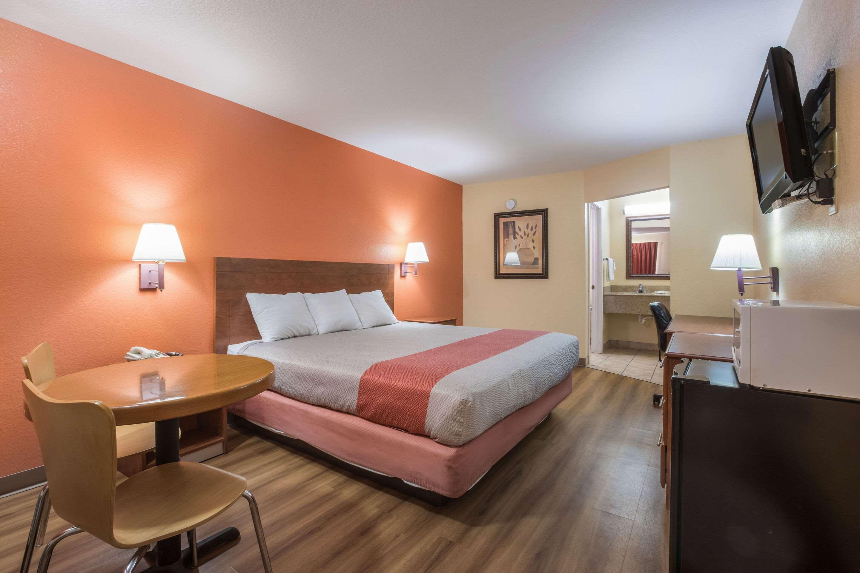 Rodeway Inn & Suites Macon Exterior photo