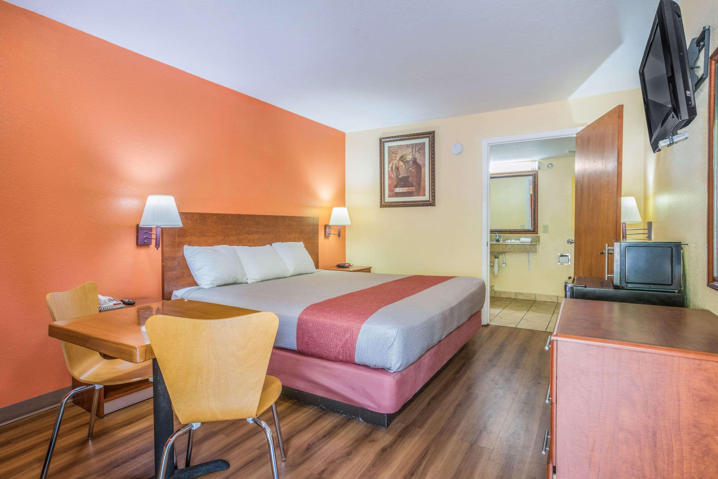 Rodeway Inn & Suites Macon Exterior photo