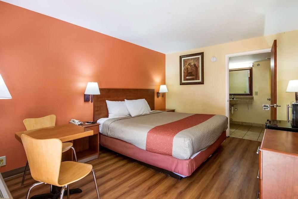 Rodeway Inn & Suites Macon Exterior photo