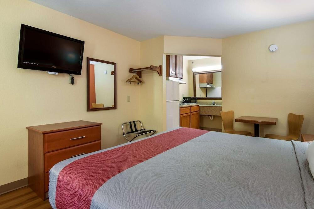 Rodeway Inn & Suites Macon Exterior photo