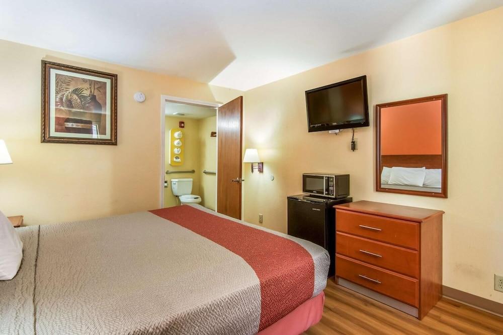 Rodeway Inn & Suites Macon Exterior photo