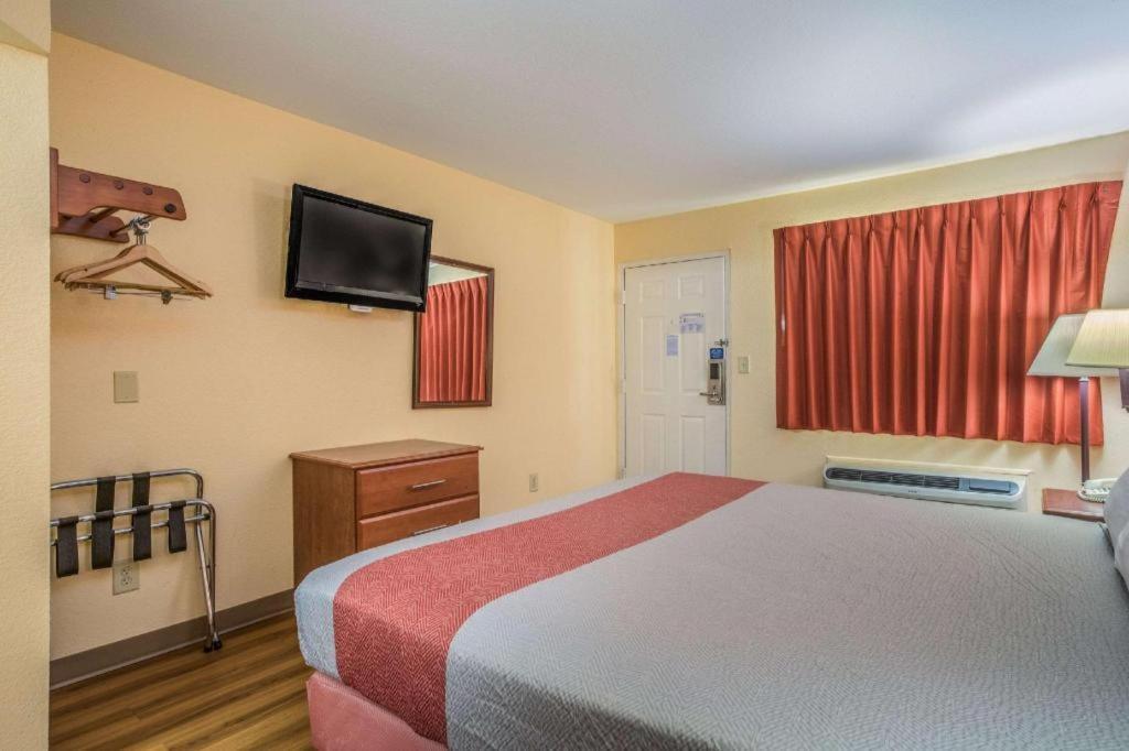 Rodeway Inn & Suites Macon Exterior photo
