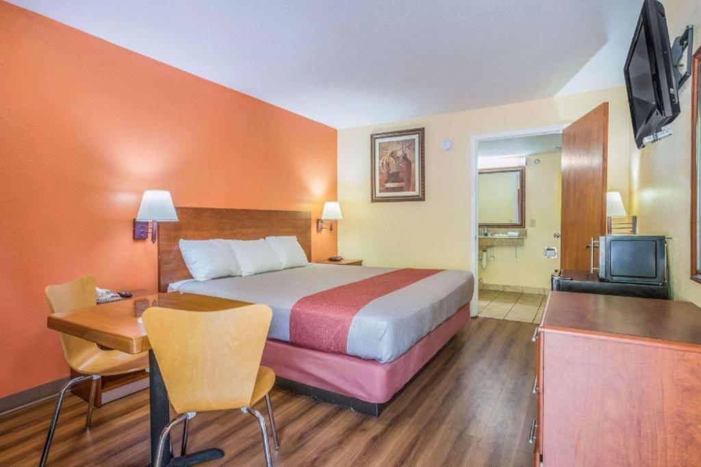 Rodeway Inn & Suites Macon Exterior photo